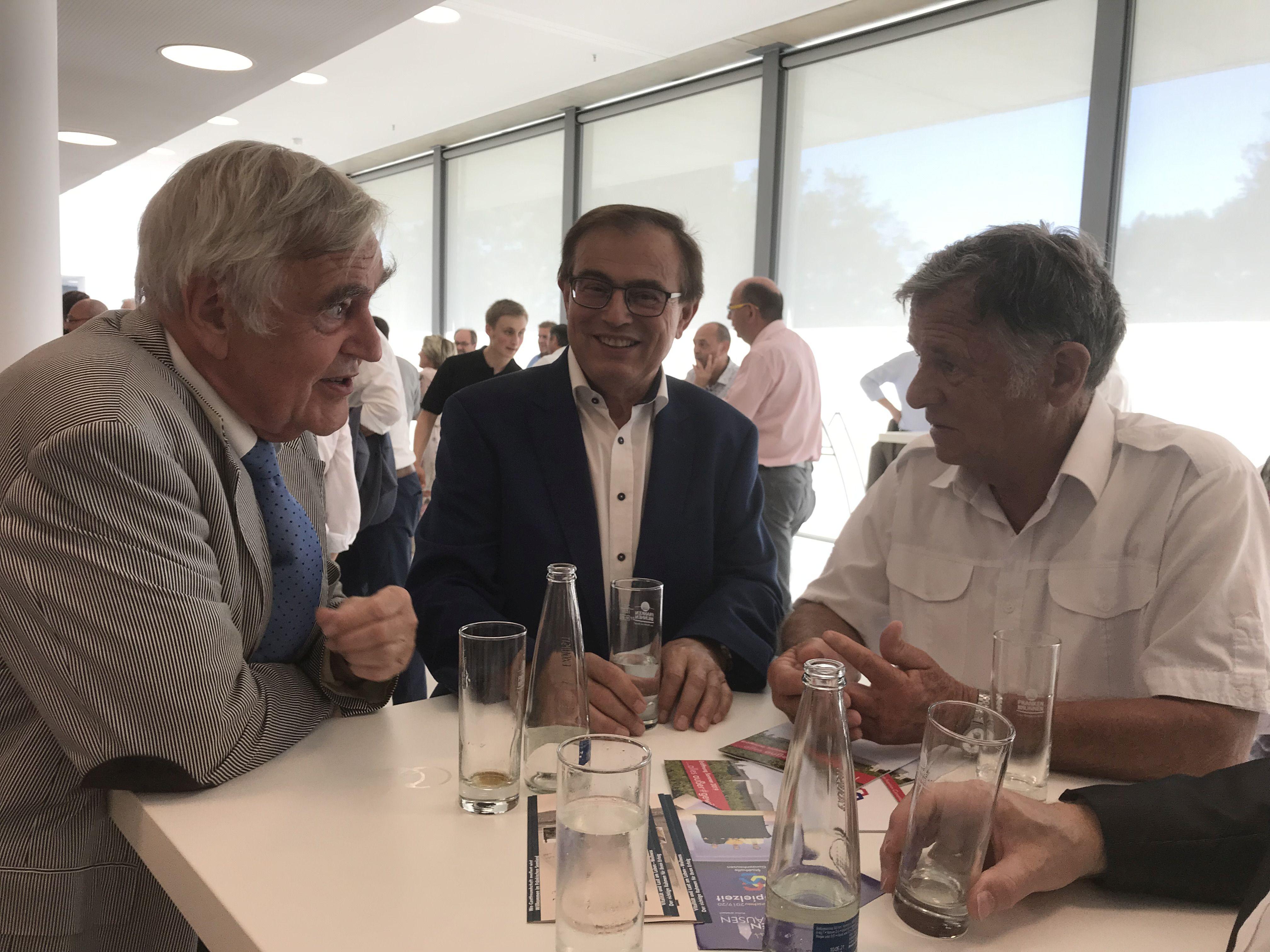 Rechtsanwalt Dr. Sigurd Schacht mit Treuchtlingens Altbürgermeister Wolfgang Herrmann und dem stellvertretenden Landrat Peter Krauß.