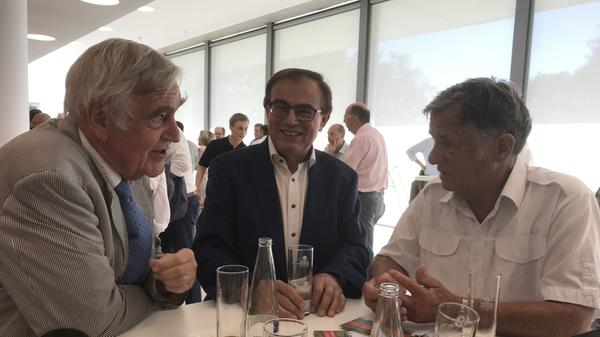 Rechtsanwalt Dr. Sigurd Schacht mit Treuchtlingens Altbürgermeister Wolfgang Herrmann und dem stellvertretenden Landrat Peter Krauß.