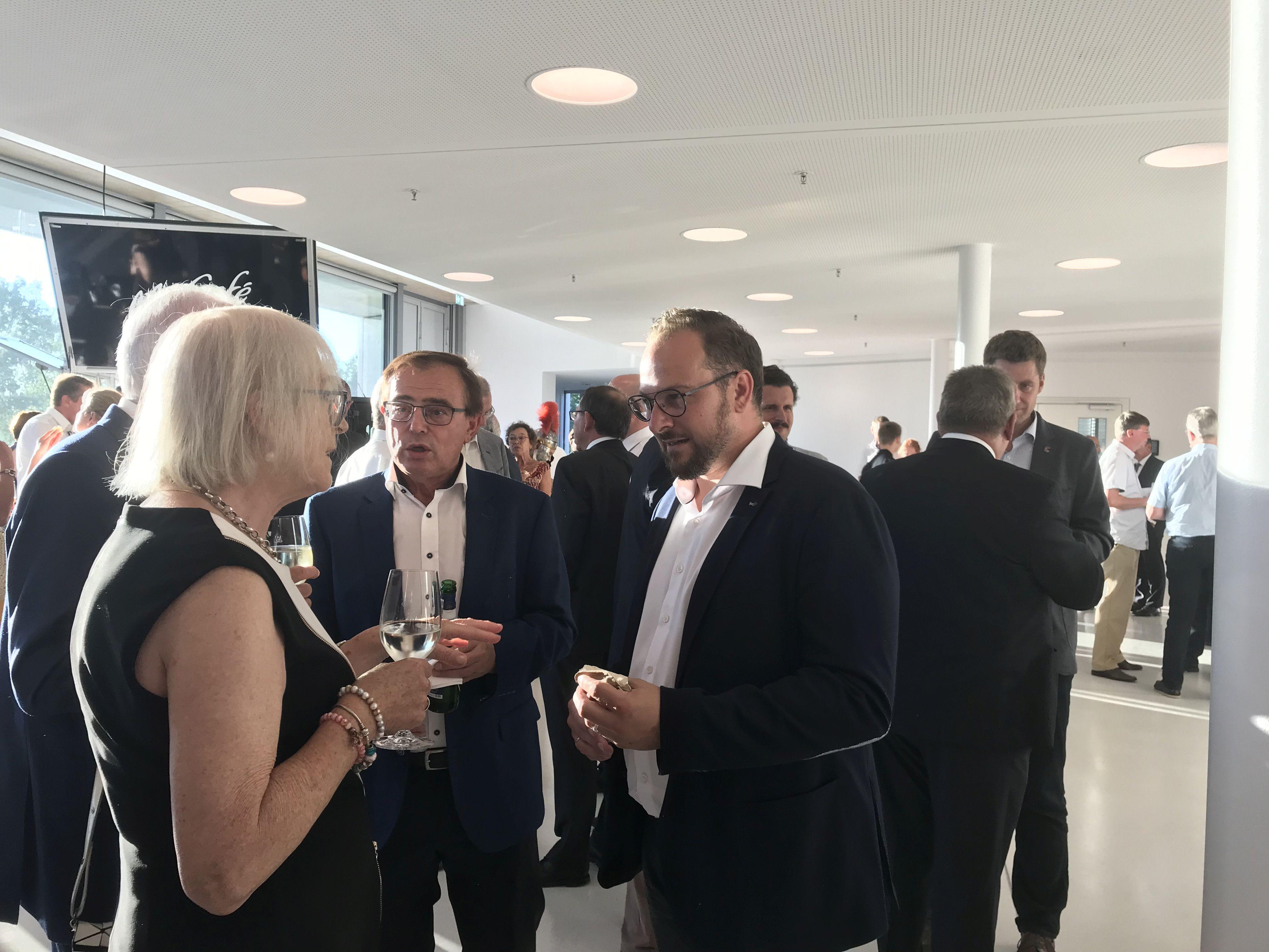 Bauunternehmer Patrick Bosch und Treuchtlingens Altbürgermeister Wolfgang Herrmann im Gespräch mit Ehrenbürger und Festredner Ingo Friedrich und Gattin Britta.