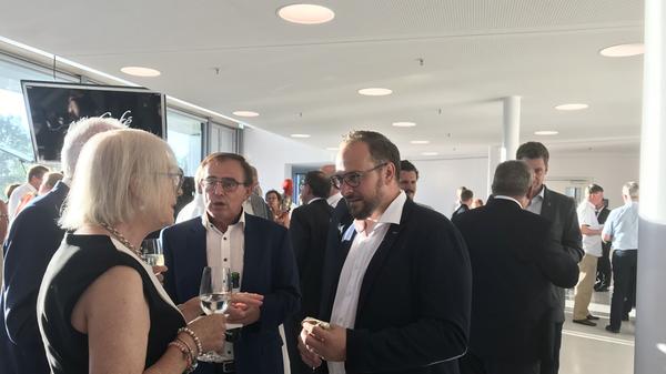 Bauunternehmer Patrick Bosch und Treuchtlingens Altbürgermeister Wolfgang Herrmann im Gespräch mit Ehrenbürger und Festredner Ingo Friedrich und Gattin Britta.