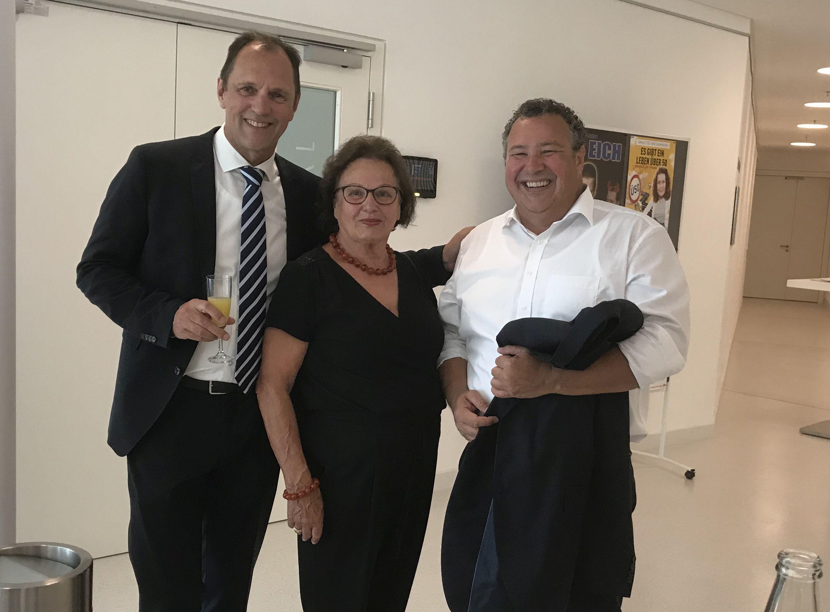 Auch Christoph Hilpert und seine Mutter Gertrud überzeugten sich vom gelungenen Umbau der Gunzenhäuser Stadthalle, der Leiter des Personalamts Harald Gebhardt war ebenfalls gekommen.