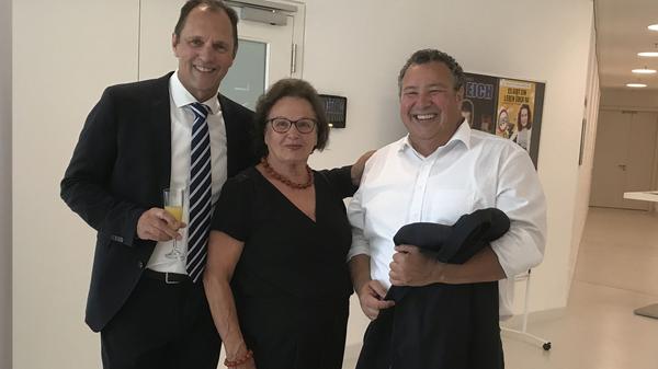 Auch Christoph Hilpert und seine Mutter Gertrud überzeugten sich vom gelungenen Umbau der Gunzenhäuser Stadthalle, der Leiter des Personalamts Harald Gebhardt war ebenfalls gekommen.