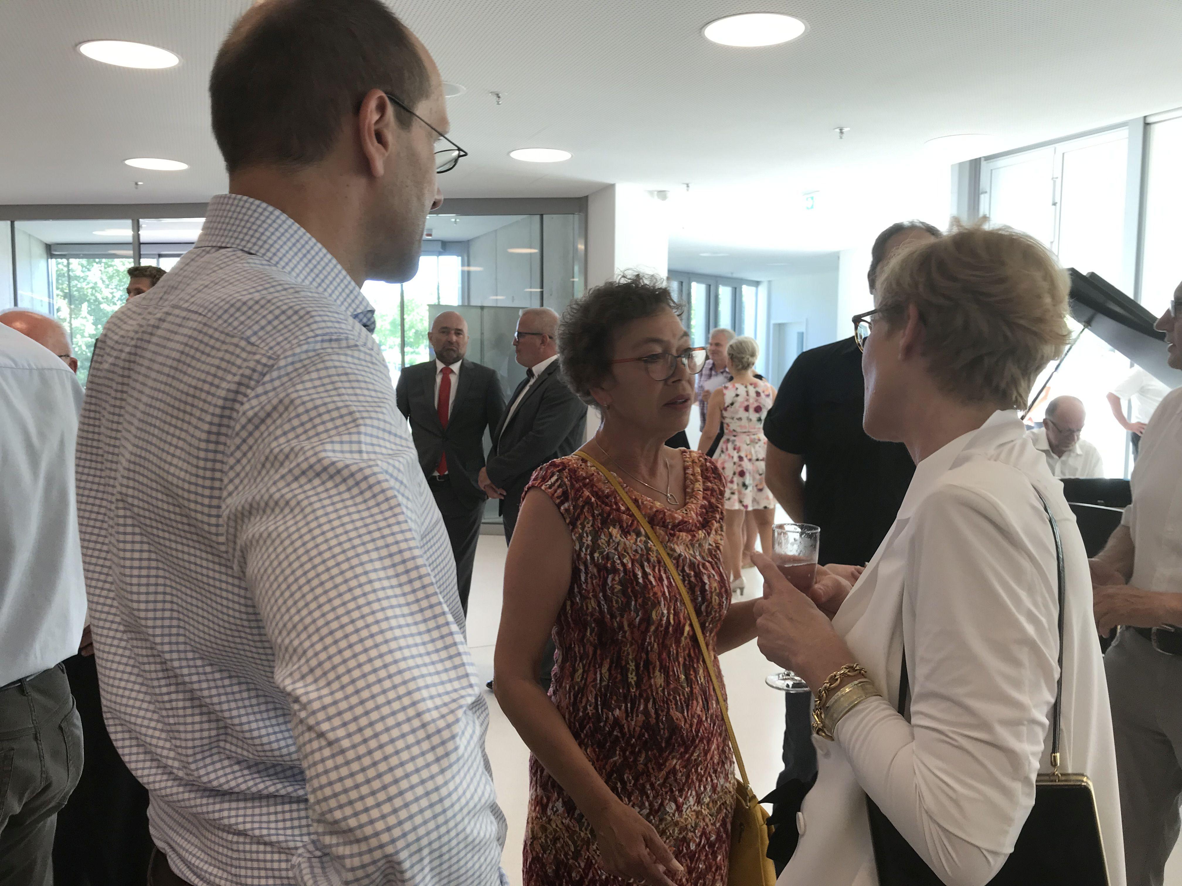 Die Vorsitzende der SPD-Stadtratsfraktion Angela Schmidt gehörte, wie der gesamte Stadtrat und alle Ortssprecher, zu den geladenen Gäste und plaudert hier mit Stadtbaumeisterin Simone Teufel.