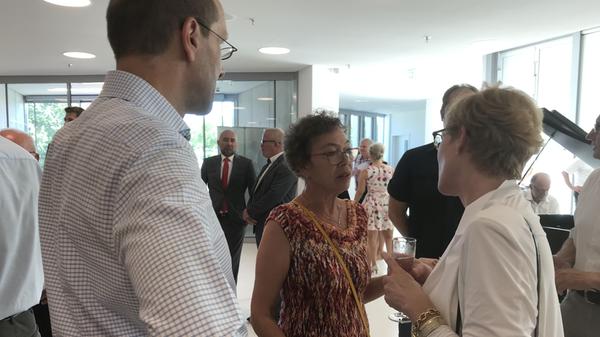 Die Vorsitzende der SPD-Stadtratsfraktion Angela Schmidt gehörte, wie der gesamte Stadtrat und alle Ortssprecher, zu den geladenen Gäste und plaudert hier mit Stadtbaumeisterin Simone Teufel.