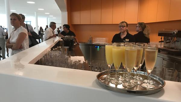 Die Bar im Foyer der Stadthalle wurde erst in allerletzter Minute fertig. Das sah man ihr bei der Eröffnung nicht an. Sie ist im ganz in Weiß gehaltenen Foyer eine bunter Hingucker.