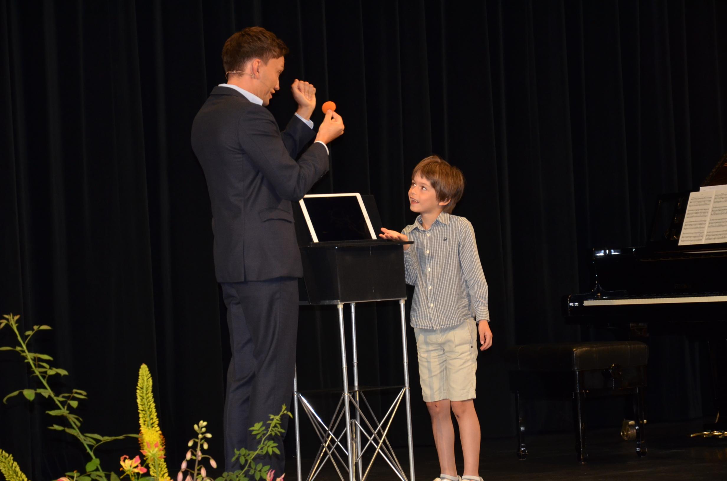 Der siebenjährige Alex war hellauf begeistert: Digital-Magier Christoph Wilke holte ihn auf die Bühne und brachte ihm einen Zaubertrick bei.