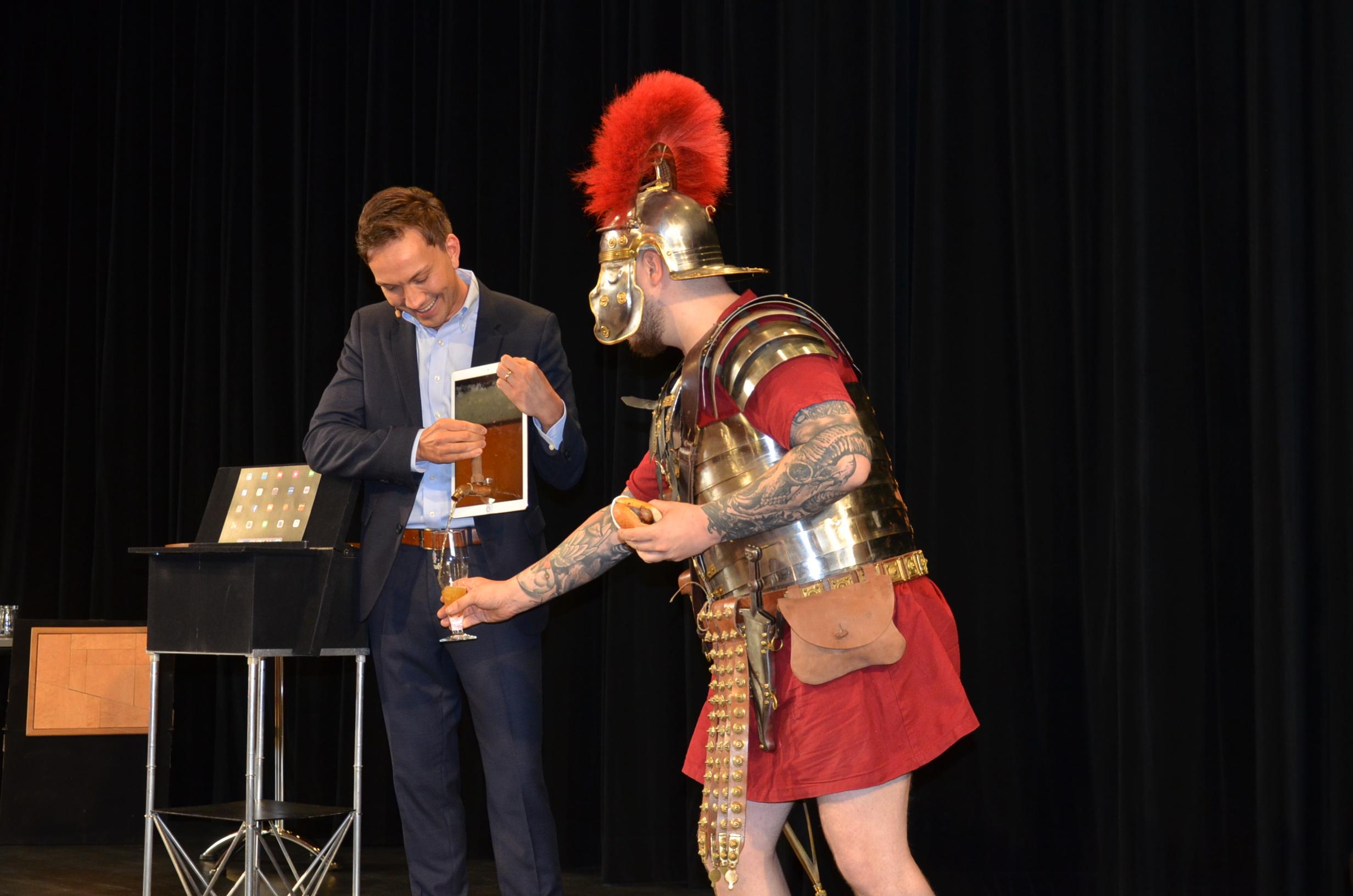 Durst und nur ein Tablet dabei? Für Digital-Magier Christoph Wilke kein Problem, er zapfte "Gaius Sekundos" mal eben schnell ein kühles Bier aus dem Taschencomputer.