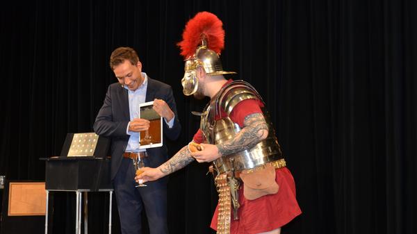 Durst und nur ein Tablet dabei? Für Digital-Magier Christoph Wilke kein Problem, er zapfte "Gaius Sekundos" mal eben schnell ein kühles Bier aus dem Taschencomputer.