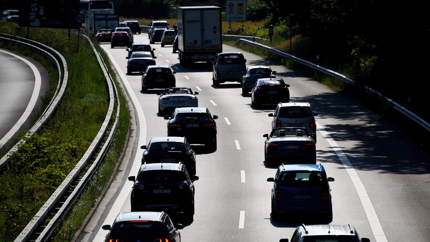 Mit der Hitzewelle kommt auch die Stauwelle: Pünktlich zum Sommerferienbeginn in einigen Bundesländern kommt es zu Staus auf Deutschlands Autobahnen.