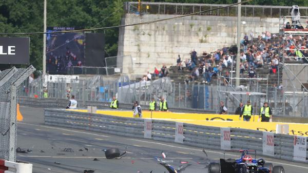 Der MCN bittet Umweltsünder zur Kasse. Das ist in den Umweltschutzrichtlinien des Vereins festgehalten, die jedes Jahr erneuert werden. "Der Norisring war auch die erste Rennstrecke innerhalb Deutschlands, die schon vor Jahrzehnten ein eigenes Abfallkonzept entwickelt hat." Inklusive strikter Mülltrennung. Wer gegen die Regeln verstößt, was laut Schwarm aber selten vorkommt, der muss zahlen. Fahrzeuge zu waschen ist auf dem Gelände zum Beispiel verboten – die Strafe beträgt 2000 Euro. Wer an den Rennautos arbeitet, muss eh stets für Boden- und Grundwasserschutz sorgen. Teuer wird es auch, wenn es laut wird. Von 22 bis 7 Uhr muss ein Immissionsrichtwert von 45 Dezibel eingehalten werden. Werden Überschreitungen festgestellt, kostet das gar 10 000 Euro. Auch wenn Motoren aufheulen.
