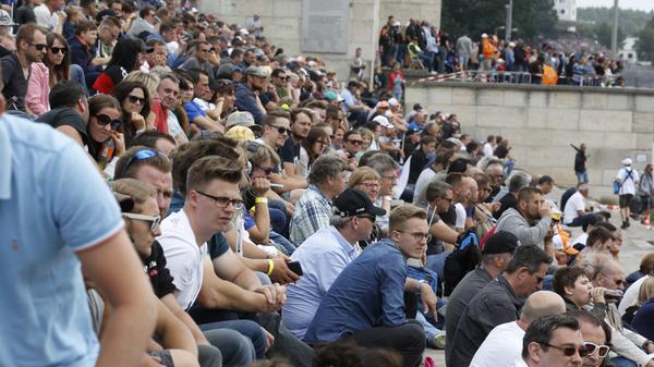 Direkt nur einen symbolischen Betrag, verrät Klemens Gsell. 4500 Euro Miete überweist der Veranstalter, der Motorsport-Club Nürnberg, für das Gelände. Das muss der MCN nach der Veranstaltung auf eigene Kosten wieder herrichten, "was Zehntausende Euro kostet", sagt Gsell. Und auch die Gastronomie und die Hotels in Nürnberg profitieren, sagt der Bürgermeister, "die sind alle voll".