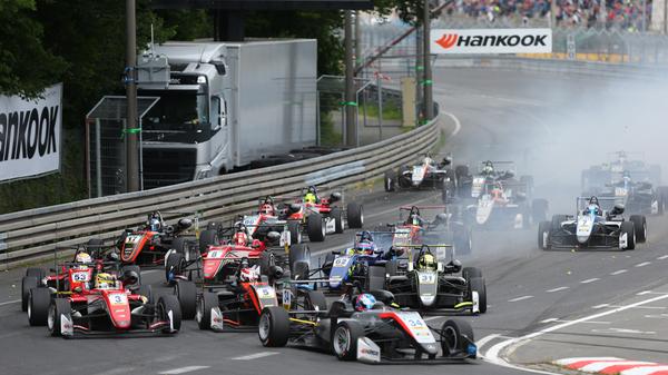 Wie hoch der Kohlenstoffdioxid-Ausstoß über das Norisring-Wochenende ist, kann Philipp Schwarm nicht zu 100 Prozent sagen, aber ungefähr. "Er liegt etwa zwischen 850 und 1250 Gramm CO2/Kilometer", weiß der Dritte Vorstand des MCN. Damit erzeugt ein Rennwagen das Sechs- bis Zehnfache eines herkömmlichen Fahrzeugs. "Nimmt man die DTM und unser Rennprogramm zusammen, kommt man auf etwa zehn Tonnen CO2." Zum Vergleich: Ein Kurzstreckenflug mit einer Boeing 747 über 500 Kilometer emittiert elf Tonnen Kohlenstoffdioxid. Mehr als die Rennfahrzeuge am ganzen Norisring-Wochenende.