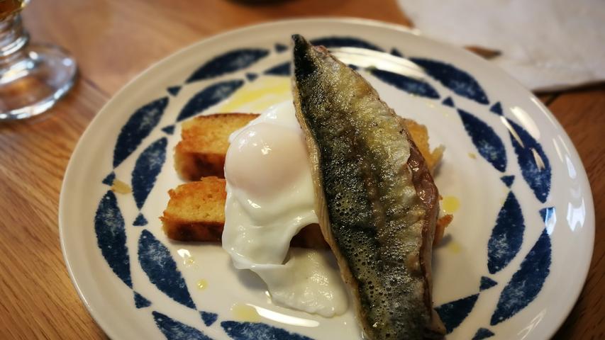 Der frische Fang wird im Anschluss zum Frühstück serviert. Ein irischer Koch richtet die Makrele mit pochiertem Ei und Toast an.