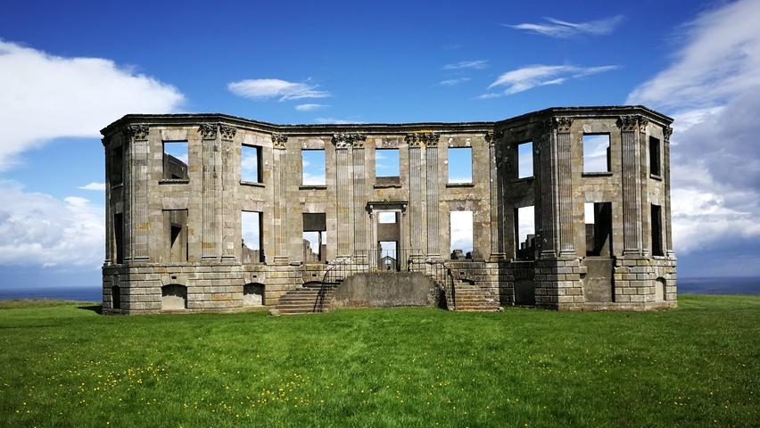 Auf einer Klippe nahe Castlerock thront Downhill House. Das ursprüngliche Herrenhaus wurde im 18. Jahrhundert für einen Earl erbaut. Heute können Besucher nur noch die imposante Ruine besichtigen. Nach dem Zweiten Weltkrieg verfiel das Gebäude.