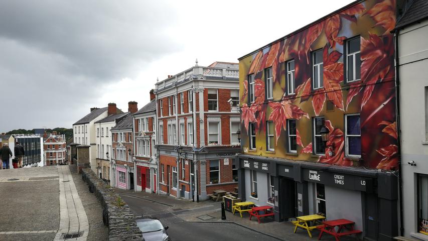 Bei einem Rundgang auf der komplett erhaltenen Stadtmauer Londonderrys sieht man viele besondere Häuserfassaden.