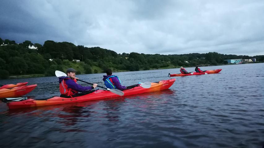 Frisch gestärkt lohnt sich zum Abschluss eines aufregenden Urlaubs eine nächtliche Kayak Tour auf dem River Foyle in Londonderry. Der schnellste Fluss Europas trägt die leichten Boote galant gen Horizont.