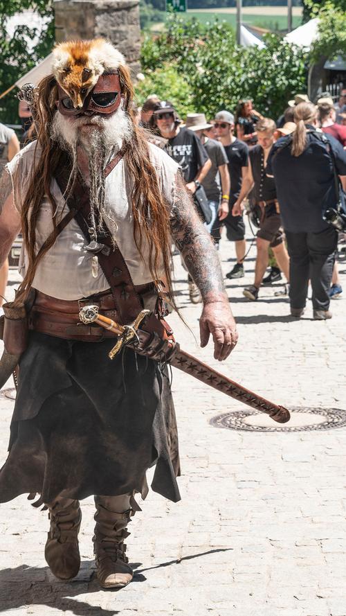 Harter Metal, wilde Outfits: Mittelalterfans rocken beim Feuertanz Festival