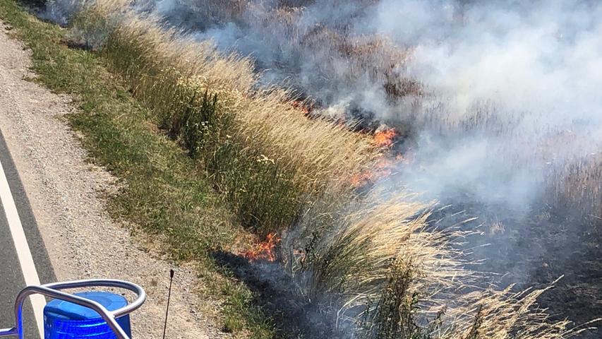 Drei Hektar Acker in Flammen: 50 Feuerwehrleute im Einsatz