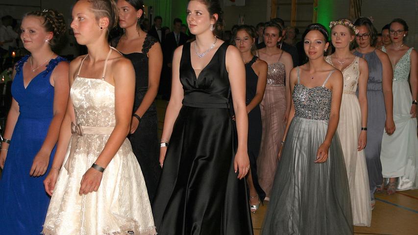Lange Kleider, feiner Zwirn: Ebser Gymnasiasten feiern Abitur