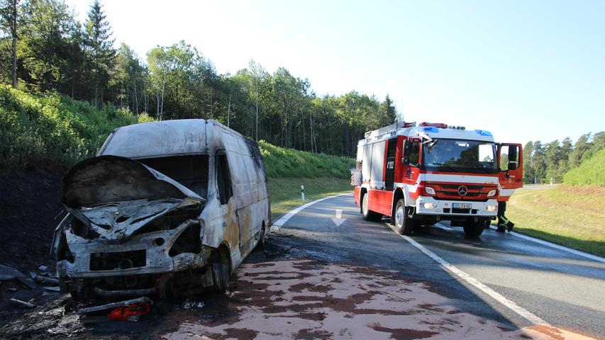 Mitten auf der Autobahnausfahrt: Sprinter geht in Flammen auf
