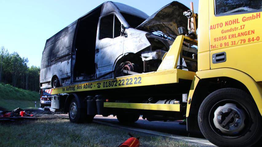 Mitten auf der Autobahnausfahrt: Sprinter geht in Flammen auf