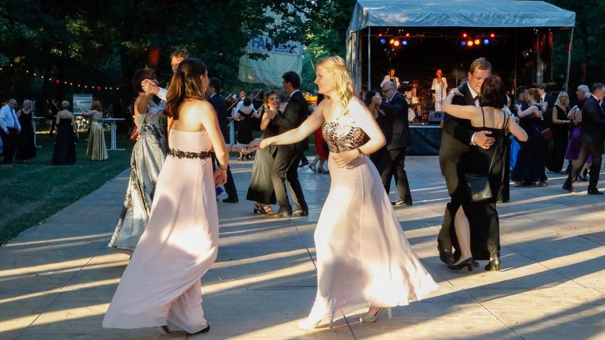 Schließlich lohnt es sich nicht, beim Schlossgartenfest nur sitzen zu bleiben: Die meisten kommen, um zu tanzen.