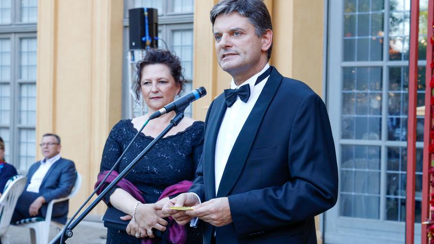 Uni-Präsident Joachim Hornegger mit Ehefrau Belinda bei der Eröffnungsrede vor der Orangerie.