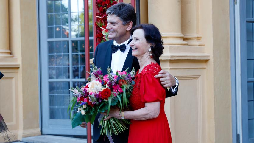 20 Jahre hat sie das Schlossgartenfest organisiert und geprägt: Ursula Ertl verabschiedet sich in diesem Jahr. Uni-Präsident Joachim Hornegger bedankt sich mit einem Blumenstrauß für ihren Einsatz.