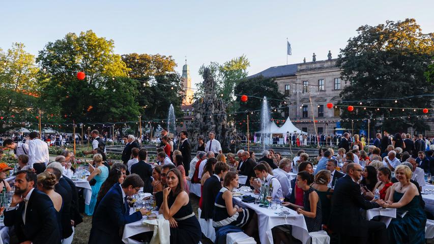 Das Schlossgartenfest zieht jedes Jahr Tausende Besucher an - Studenten, Professoren und Uni-Mitarbeiter, dazu Prominente und Politiker. Bis in die späten Abendstunden schwoften sie über das Parkett, tranken, aßen und feierten.