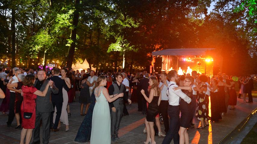 Auf der Bühne in der Schlossgarten-Mitte heizte die Tanz- und Showband "picobello" den Tänzern mit Pop- und Schlagermusik ein.