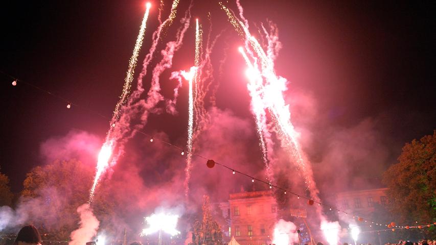 Um 23 Uhr ist 20 Minuten Tanzpause und die Besucher bestaunen das Feuerwerk.