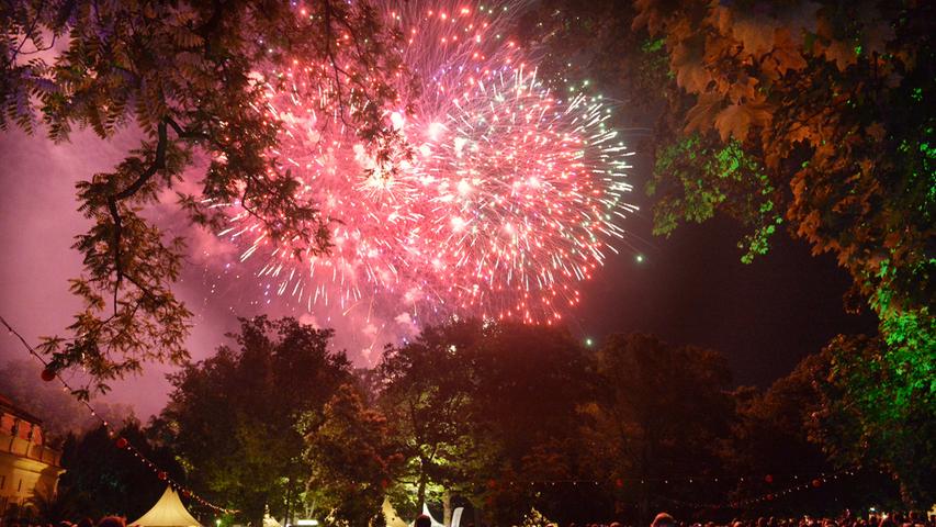 Bunte Lichter und ein großes Feuerwerk beim Schlossgartenfest