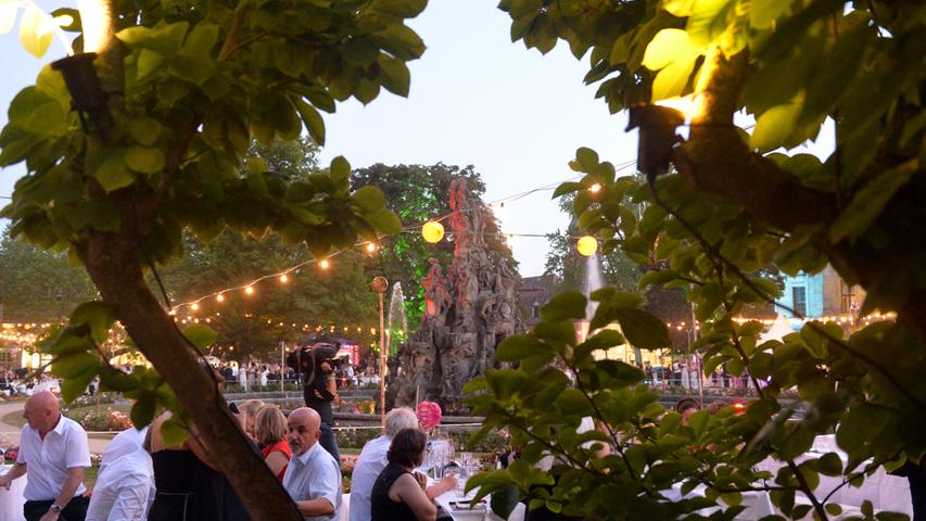 Bunte Lichter und ein großes Feuerwerk beim Schlossgartenfest