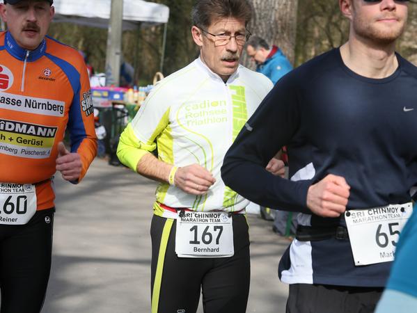 In Aktion: Berndhard Nuss (mitte) läuft hier im Jahr 2016 auf der Wöhrder Wiese die deutsche Meisterschaft im Ultramarathon.