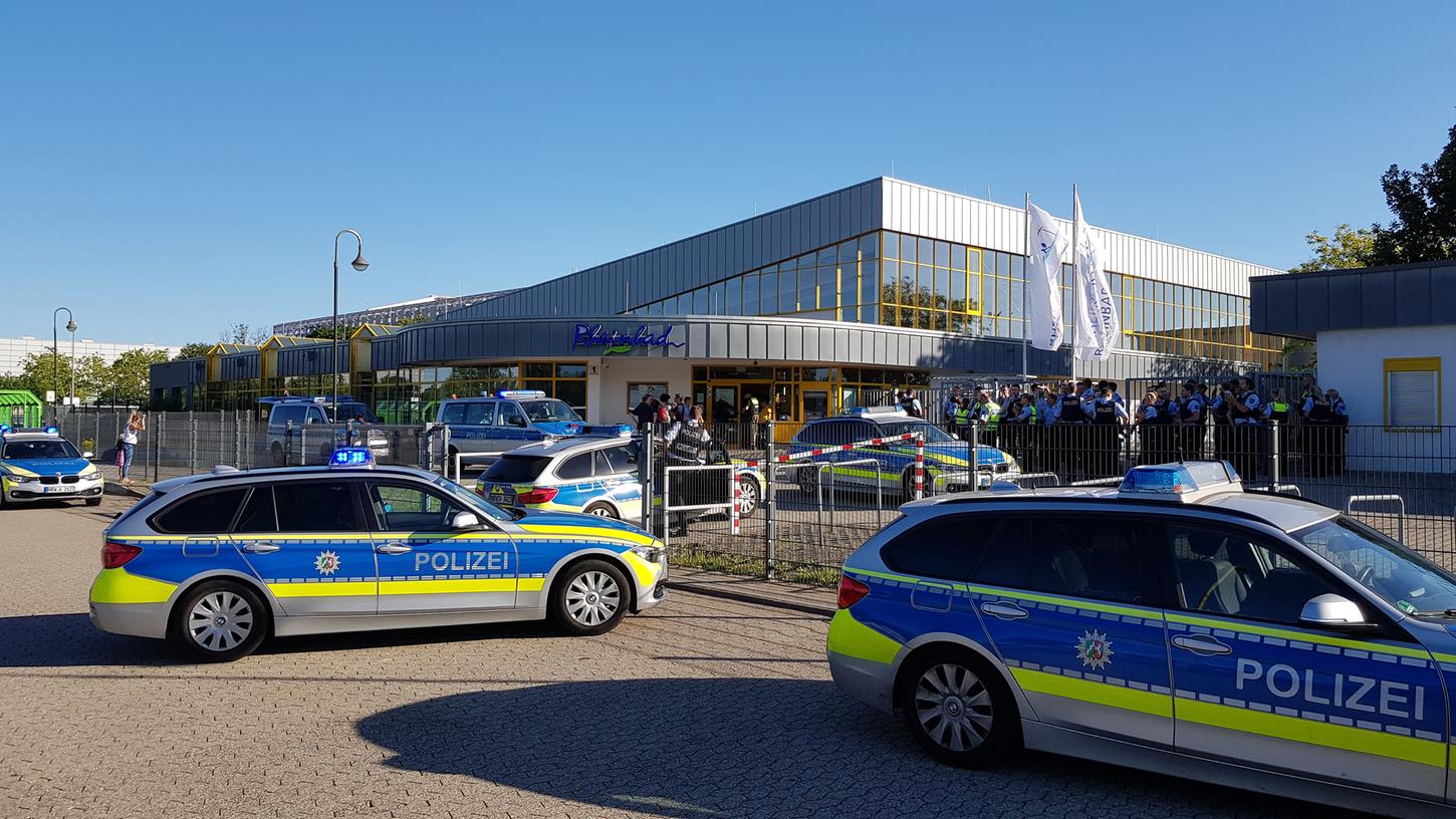 In einem Düsseldorfer Freibad war es am Samstag zu einem Streit mit mehreren Hundert beteiligten Badegästen gekommen. Die Polizisten mussten den Badebetrieb auflösen, um den Streit unter Kontrolle zu bekommen.