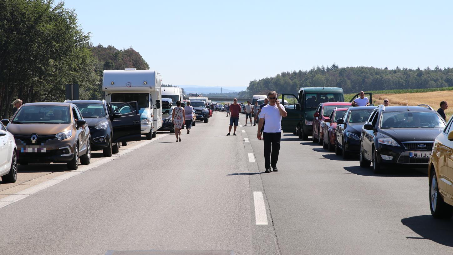 Massen-Unfälle auf der A3: Tausende Autofahrer schmoren in der Hitze