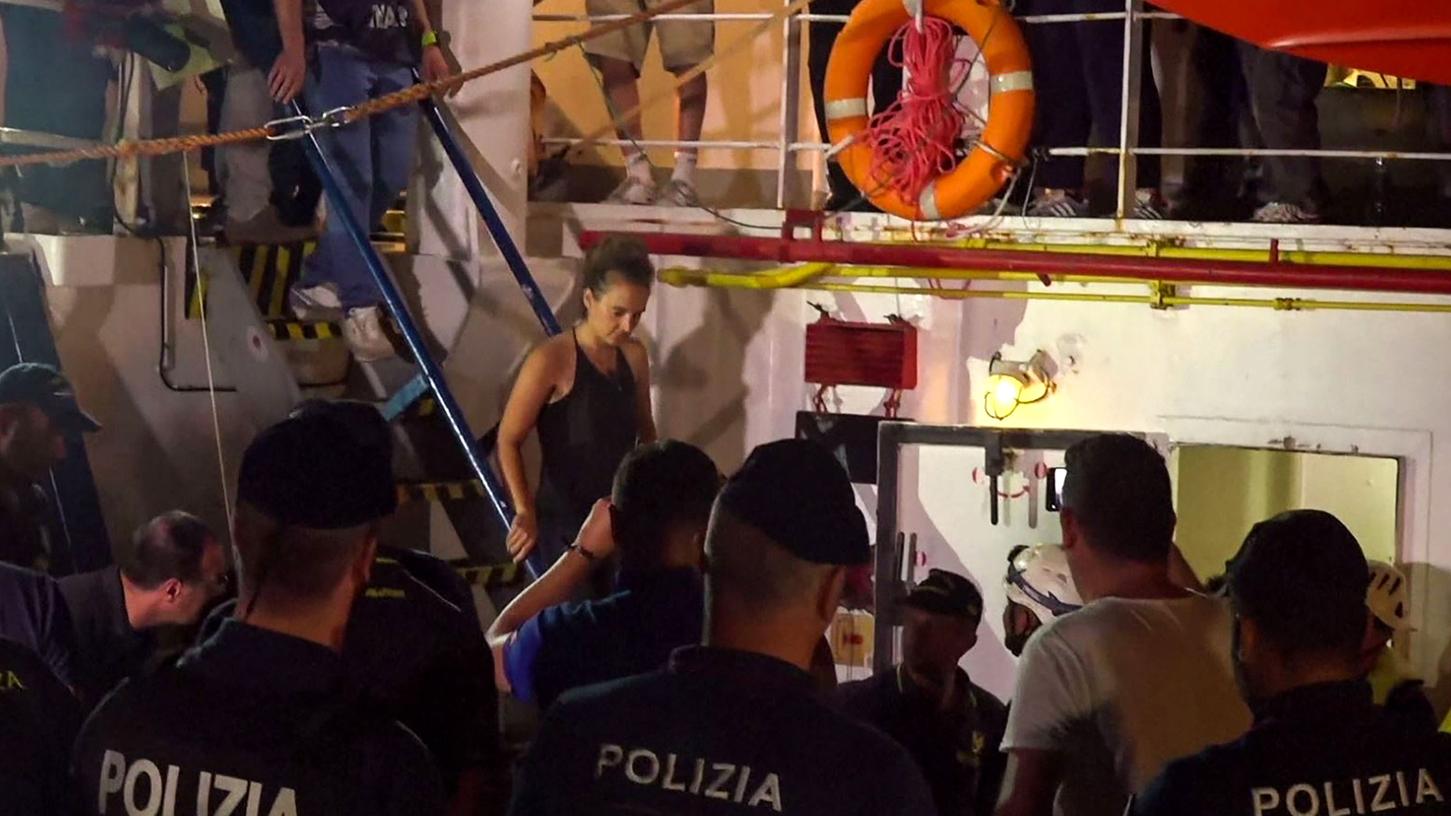 "Sea-Watch"-Kapitänin Carola Rackete wurde festgenommen, nachdem sie trotz eines Verbots der italienischen Behörden ihr Rettungsschiff mit 40 im Mittelmeer geretteten Migranten in den Hafen der sizilianischen Insel Lampedusa gesteuert hatte.