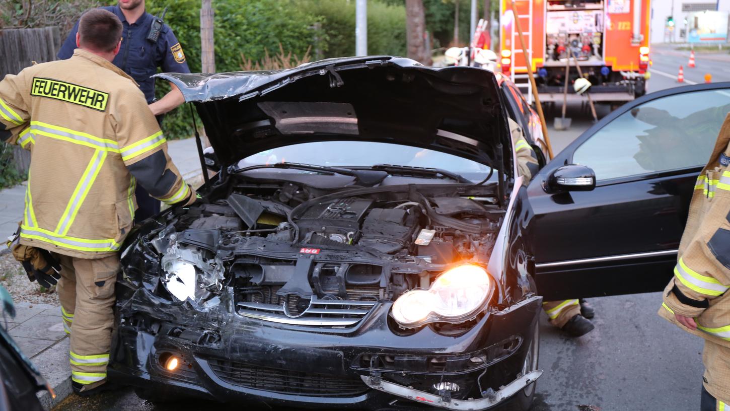 Der Mercedes der jungen Frau wurde bei dem Unfall stark beschädigt.