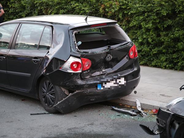 Ein geparkter Golf wurde von dem Mercedes getroffen und schob zwei weitere Fahrzeuge zusammen.