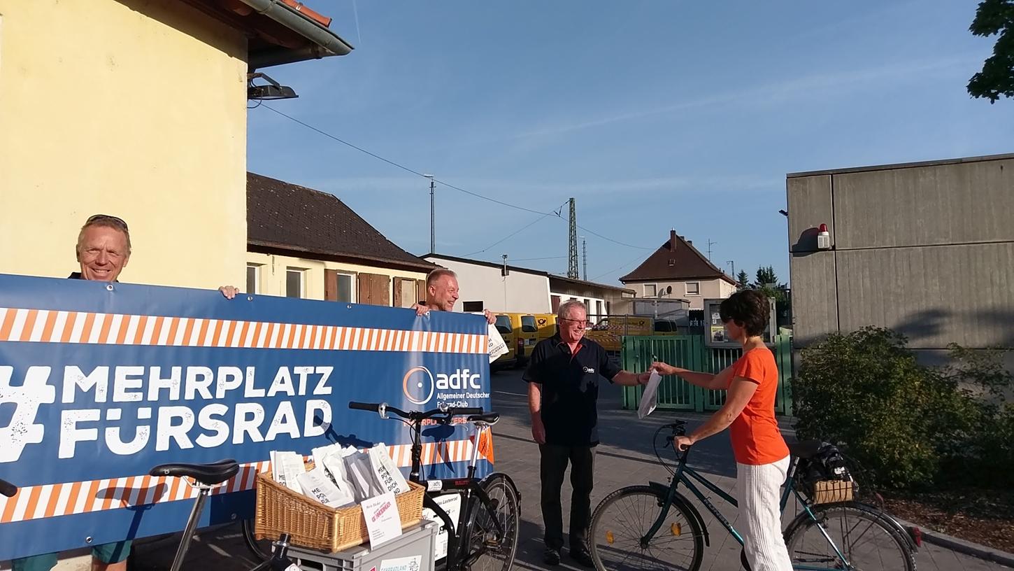ADFC verteilt Brezn-Tüten am Neumarkter Bahnhof