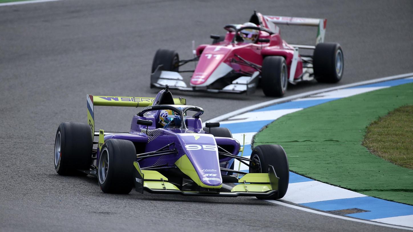 Lila und pinke Boliden: Schaut so die Gleichberechtigung im Motorsport aus? Lila und pinke Boliden: Schaut so die Gleichberechtigung im Motorsport aus?