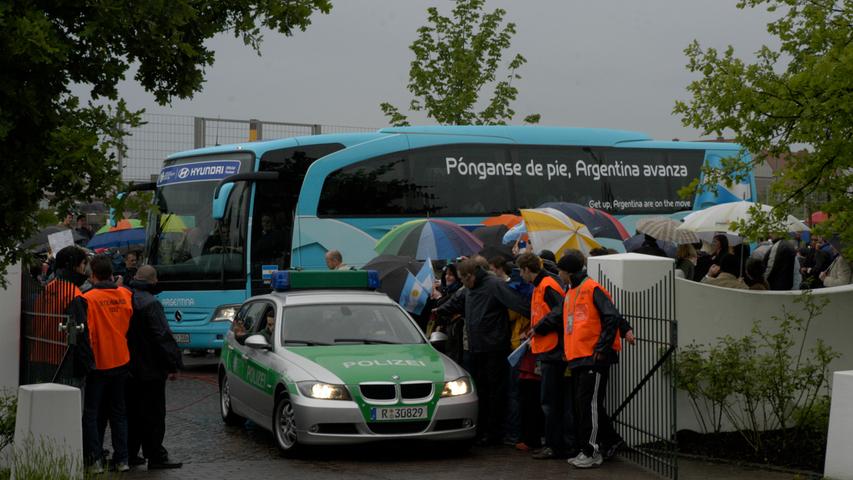Ankunft: Das Argentinien-Team vor der Einfahrt zum WM-Quartier im Hotel HerzogsPark.