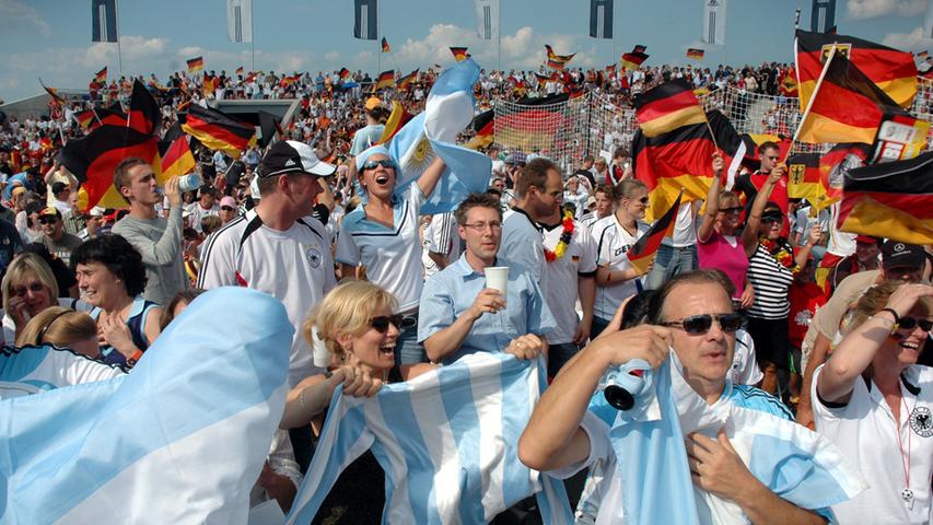 Argentinische und deutsche Fans feierten gemeinsam, hier bei Public Viewing des Spiels Deutschland-Argentinien.
