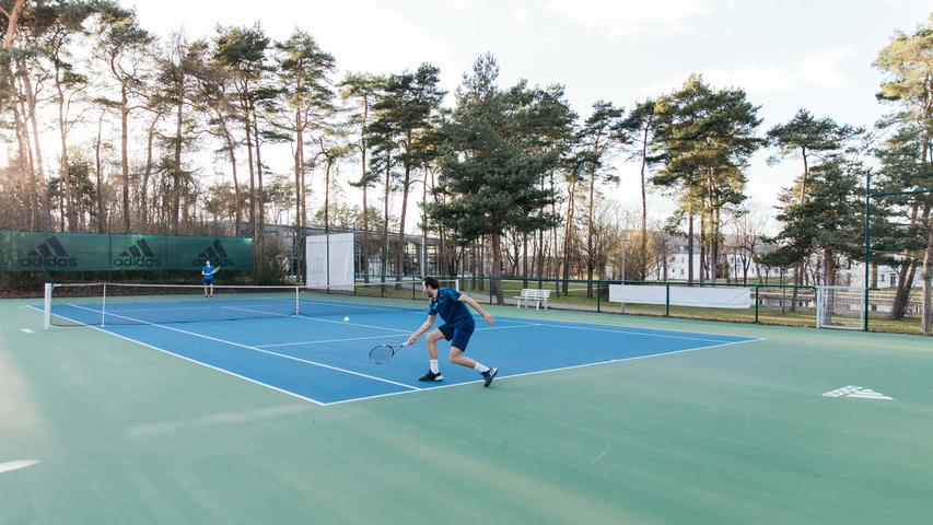 Für spaßige Abwechslung sorgt ein Tennisplatz, der auch zu heißen Fußballtennis-Duellen einlädt.