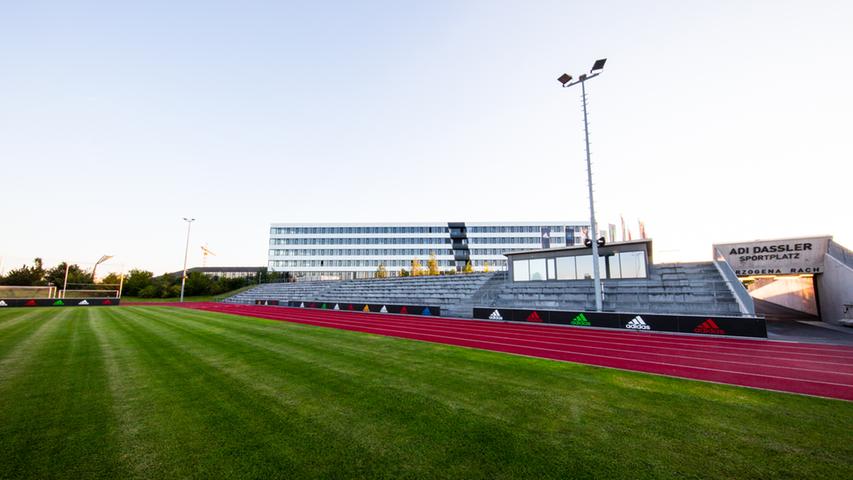 Ein saftiger grüner Rasen auf dem "Adi-Dassler-Sportplatz" - ein Stadion, das allerdings kaum einer kennt. Direkt neben dem Parkhaus der "World of Sports" haben sich schon Legenden wie Lionel Messi auf Großturniere - in diesem Fall die WM 2006 - vorbereitet.