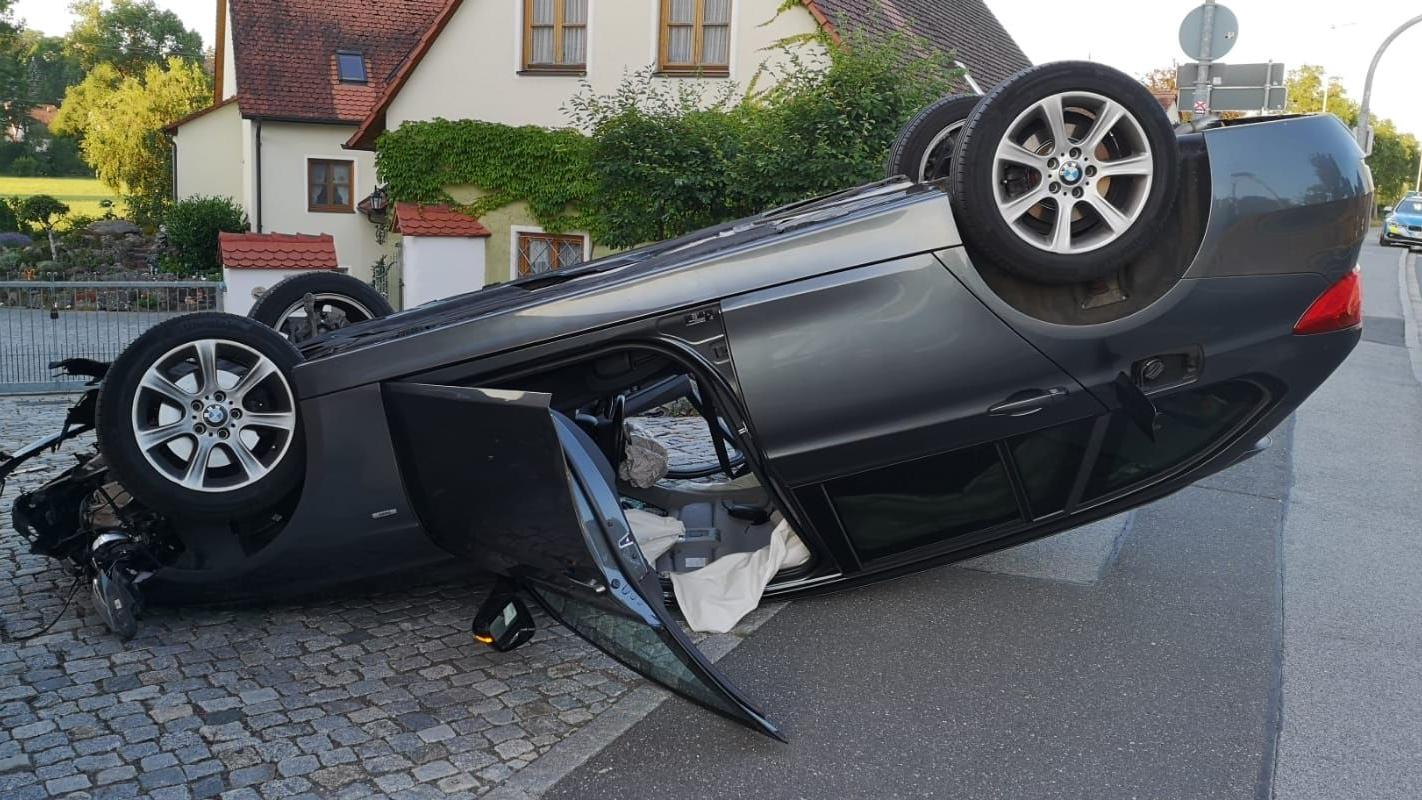 Am Mittwochmorgen hat sich in der Nürnberger Straße in Wilhermsdorf ein BMW überschlagen. Am Mittwochmorgen hat sich in der Nürnberger Straße in Wilhermsdorf ein BMW überschlagen.