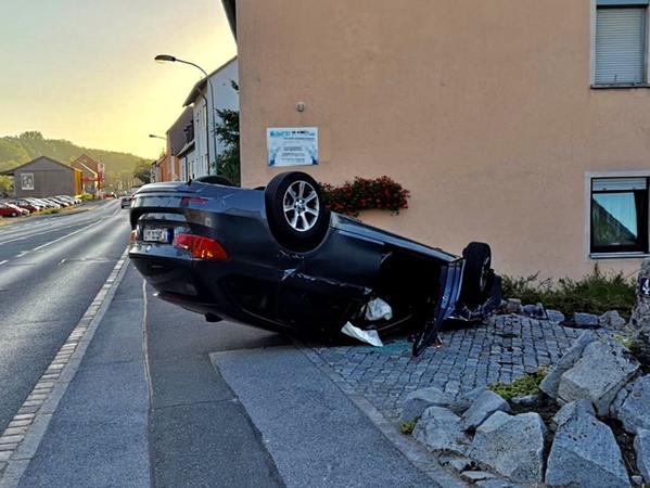 Nachdem der BMW von der Straße abgekommen war, überschlug er sich und blieb in einer Einfahrt liegen. Nachdem der BMW von der Straße abgekommen war, überschlug er sich und blieb in einer Einfahrt liegen.