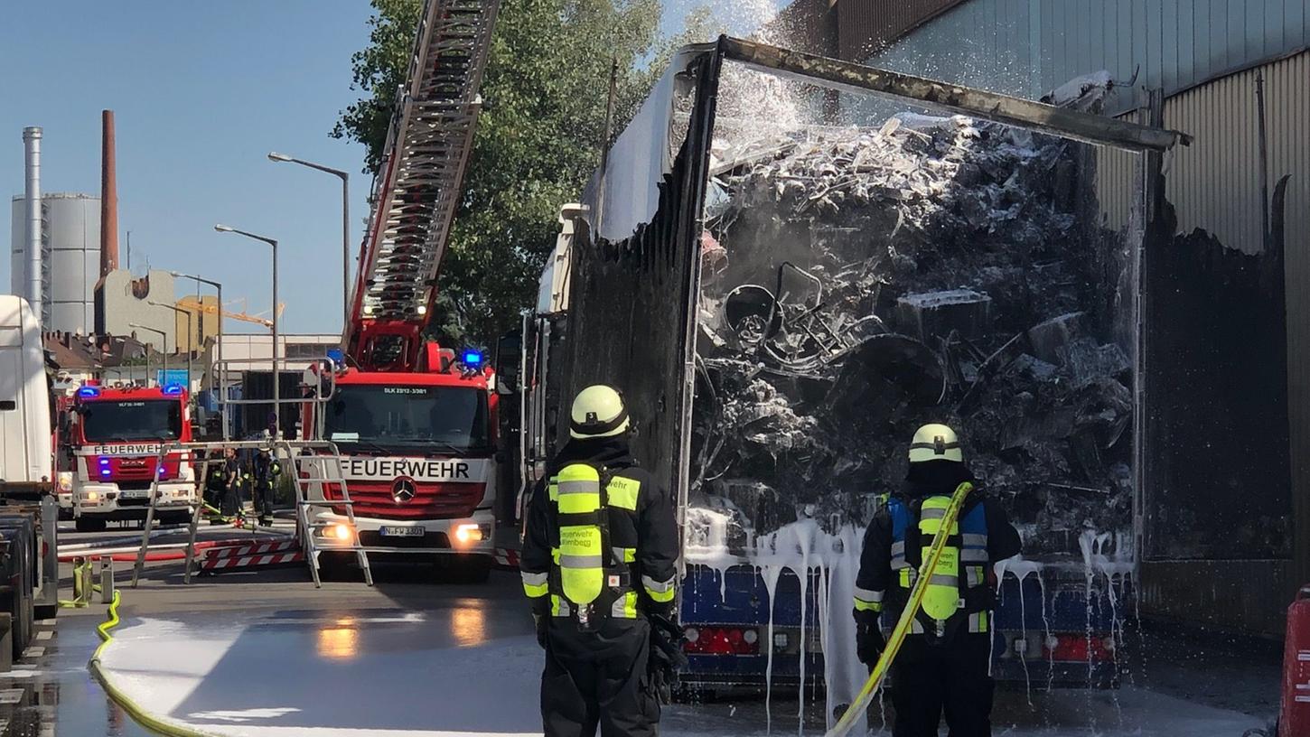 Ein Sattelzug, der Elektroschrott geladen hatte, war am Mittwochmorgen in Sandreuth in Brand geraten.