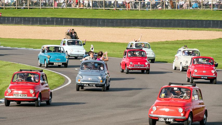 Auch auf dem Goodwood Motor Circuit geht es nicht immer sportlich-verbissen zu. 2017 zum Beispiel wurde der 60. Geburtstag des Fiat 500 mit einer Parade der legendären italienischen Kleinstwagen gefeiert.