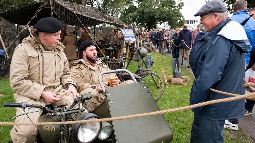 Etwas martialischer kommen die Fans der British Army daher, die an mehreren Ecken des Festivalgeländes ihre Feldlager aufgeschlagen haben.